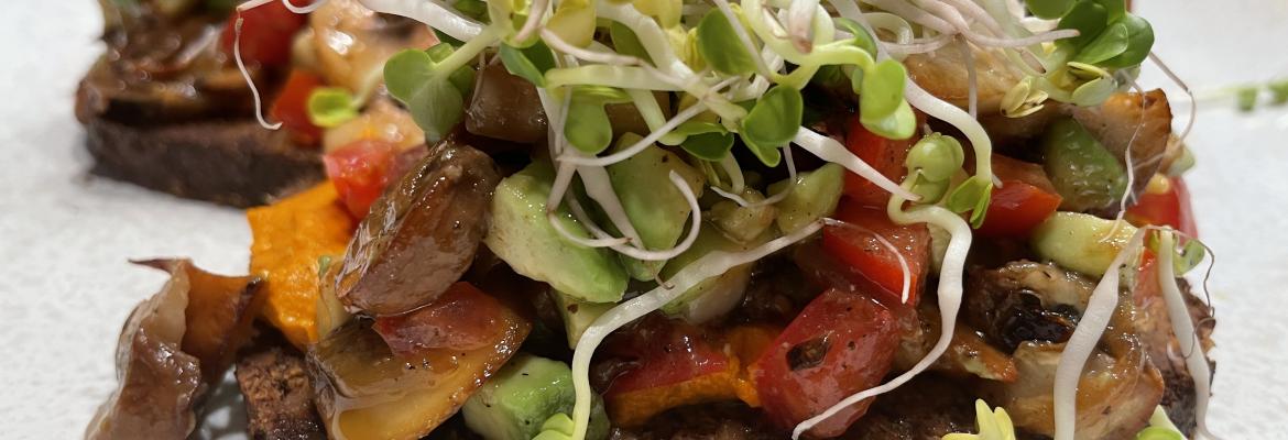 Insalata tiepida di avocado, pomodoro e funghi su pane