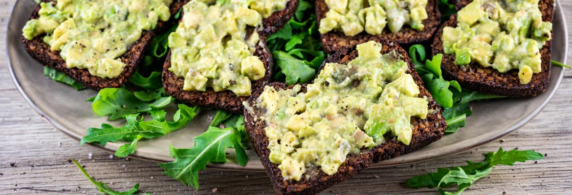 KetoFette con crema di avocado e insalata di rucola